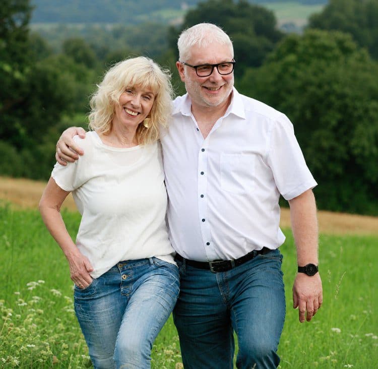 Marion und Matthias Christ auf einer Sommerwiese